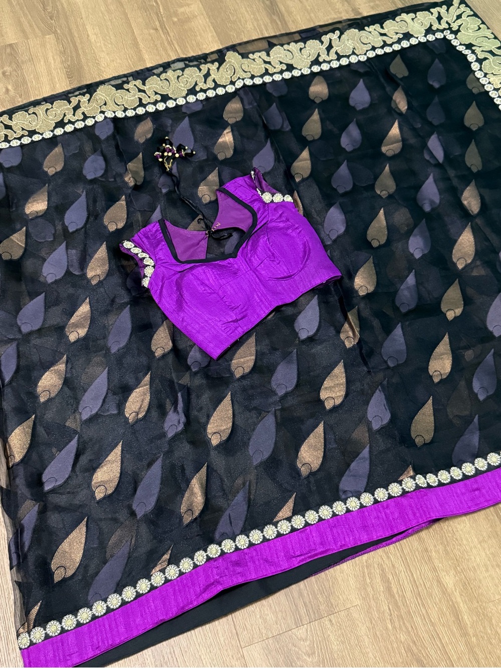 Womens beautiful Indian saree - Picture 3 of 8